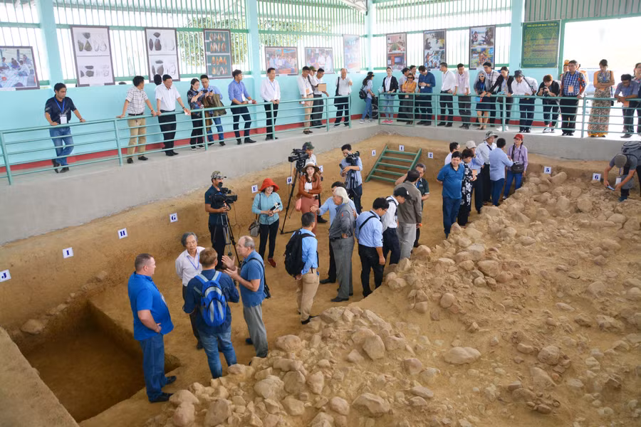 Các hố khai quật tại Rộc Tưng-Gò Đá được làm mái che để bảo vệ, tạo điều kiện thuận lợi cho khách tham quan, nghiên cứu. Ảnh: Hoàng Ngọc