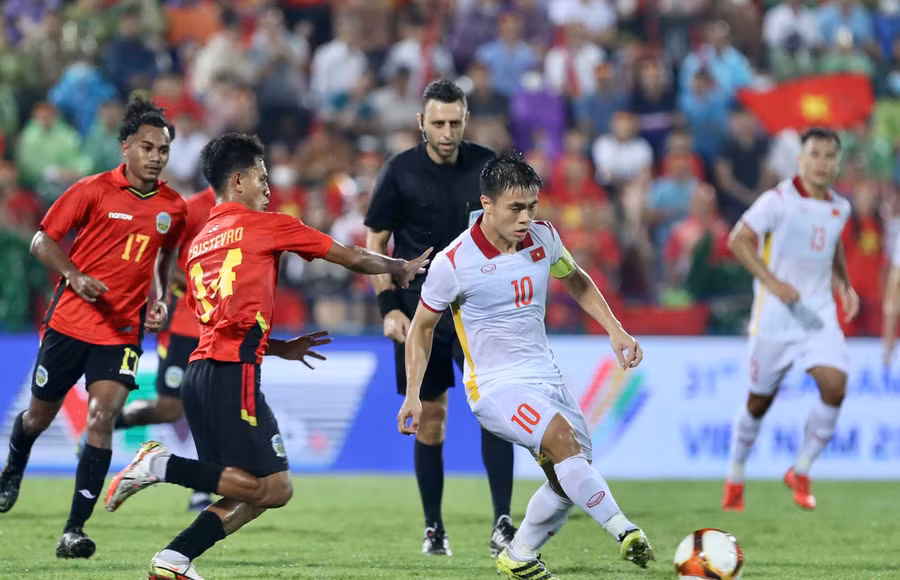 Các cầu thủ chủ nhà đã gặp nhiều khó khăn trong hiệp 1 trước lối chơi đầy quyết tâm của đối thủ. Ảnh: Văn Hữu