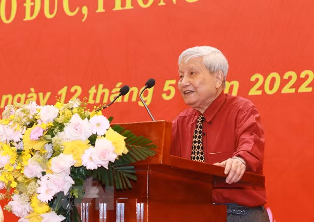 Nhà báo Hà Đăng, nguyên Tổng biên tập Báo Nhân Dân tham luận tại hội thảo. (Ảnh: Phương Hoa/TTXVN)