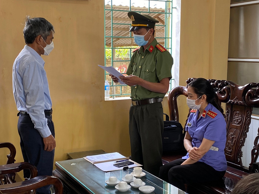 CQĐT đọc quyết định khởi tố bị can Trần Đăng Nghiêm. Ảnh: CACC