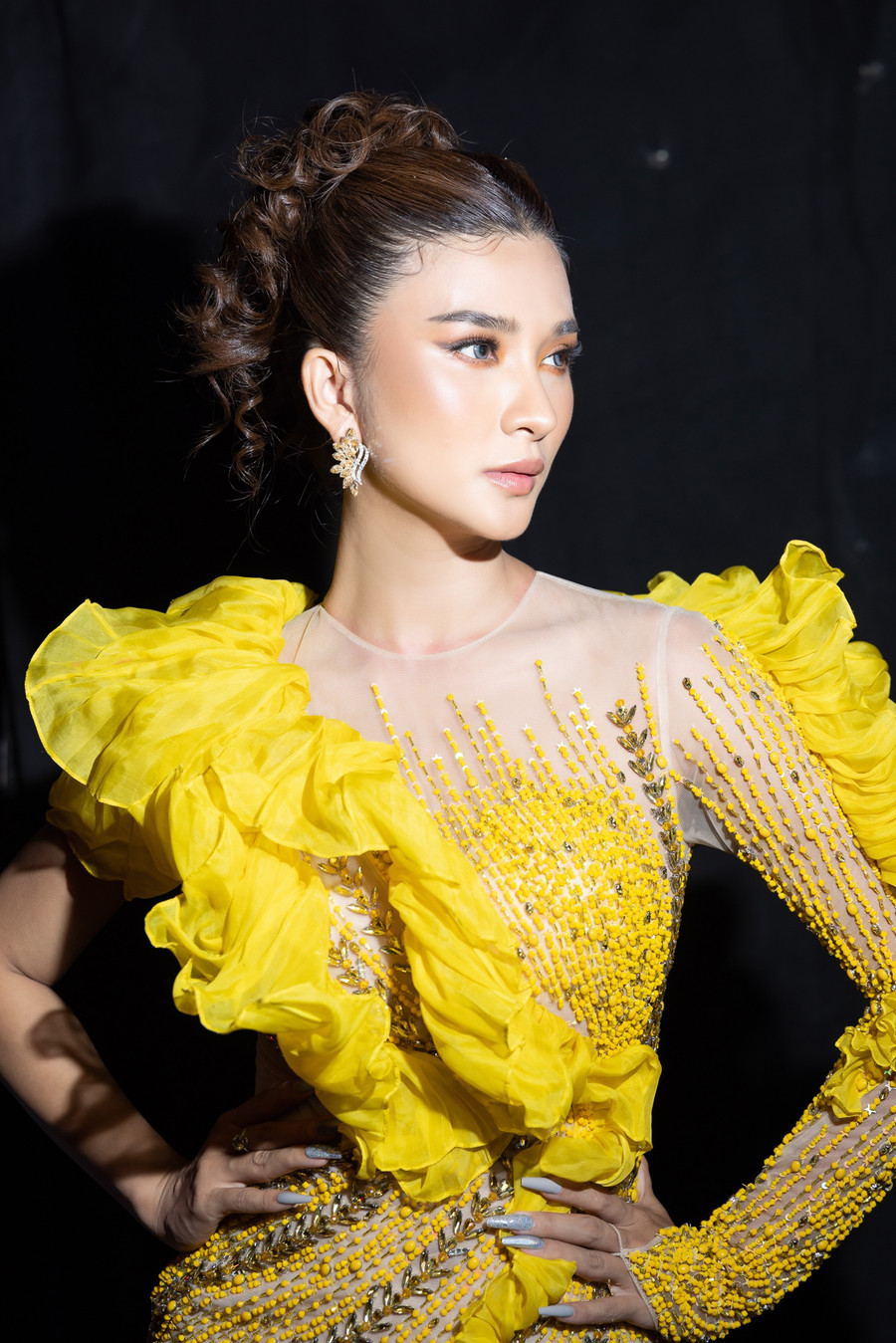 Bên cạnh đó, Kim Tuyến cũng chọn tông trang điểm khá Tây tôn lên vẻ sang trọng và quý phái. Ảnh: NVCC Bên cạnh đó, Kim Tuyến cũng chọn tông trang điểm khá Tây tôn lên vẻ sang trọng và quý phái. Ảnh: NVCC