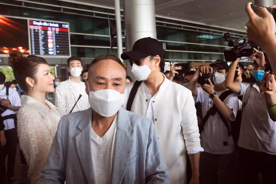 Lý Nhã Kỳ đón Han Jae Suk tại sân bay Tân Sơn Nhất sáng nay. Ảnh: ĐPCC