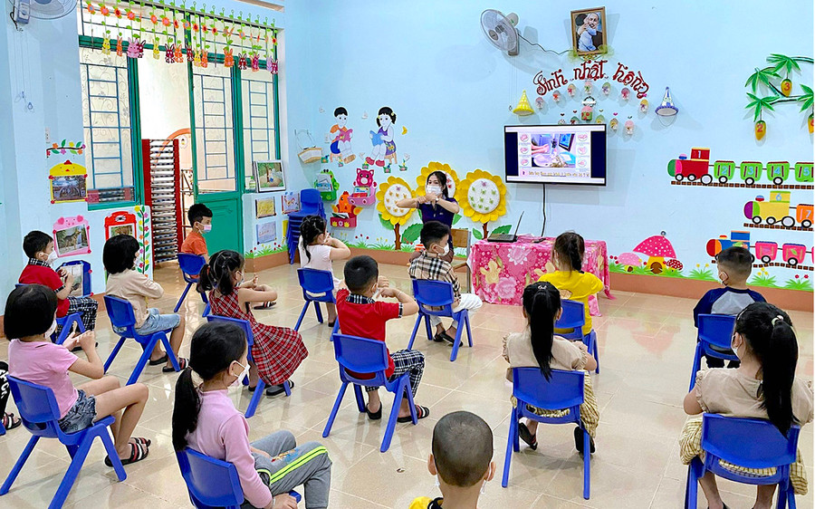  Giáo viên mầm non hướng dẫn trẻ rửa tay đúng cách để phòng-chống dịch bệnh. Ảnh: Mộc Trà 