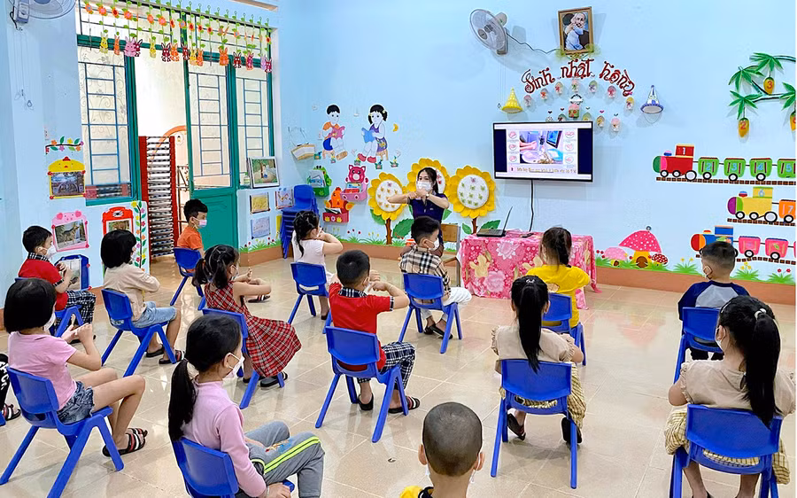  Giáo viên mầm non hướng dẫn trẻ rửa tay đúng cách để phòng-chống dịch bệnh. Ảnh: Mộc Trà 