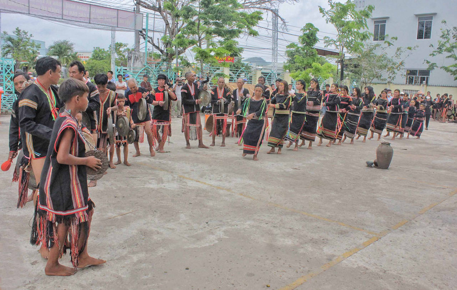 Phần trình diễn cồng chiêng của xã Ia Rmok. Ảnh: Minh Châu