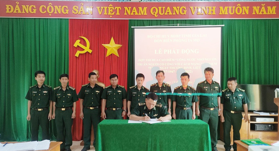  Các Đội và bộ phận ký kết thi đua. Ảnh: Anh Huy