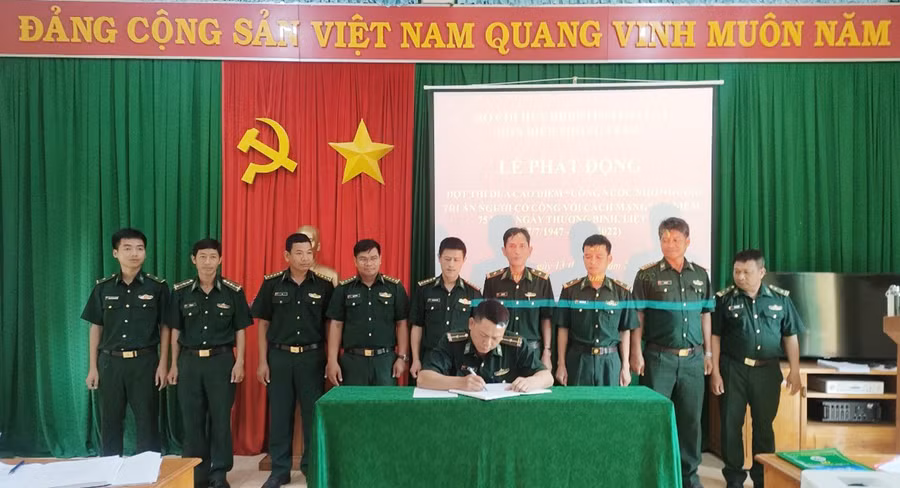  Các Đội và bộ phận ký kết thi đua. Ảnh: Anh Huy