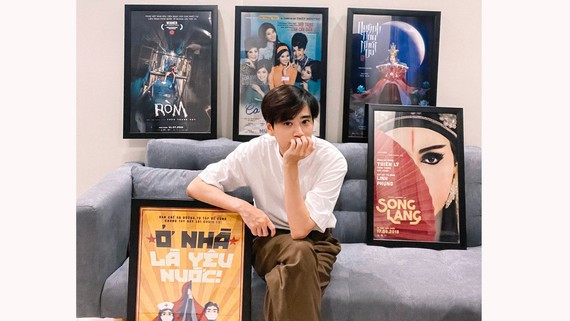 Lê Đức Hiệp bên những poster mang đậm dấu ấn cá nhân Lê Đức Hiệp bên những poster mang đậm dấu ấn cá nhân