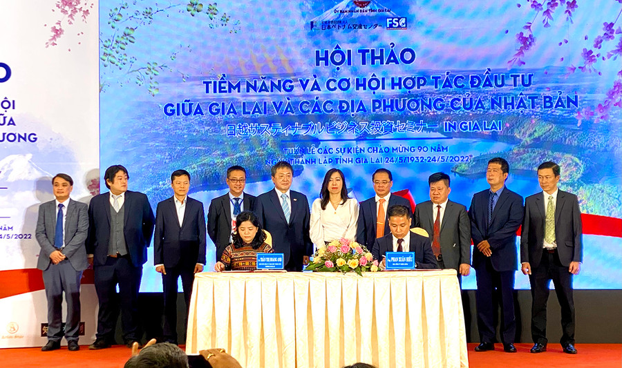 Ký kết biên bản ghi nhớ giữa Hợp tác xã Mật ong Phương Di và Công ty Akira Japan. Ảnh: Hà Duy