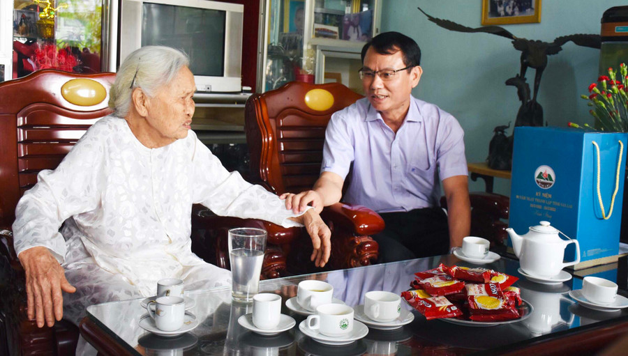 Bí thư Thành ủy Pleiku Trịnh Duy Thuân ân cần thăm hỏi sức khỏe cán bộ lão thành cách mạng Lê Thị Hiến. Ảnh: Trần Dung