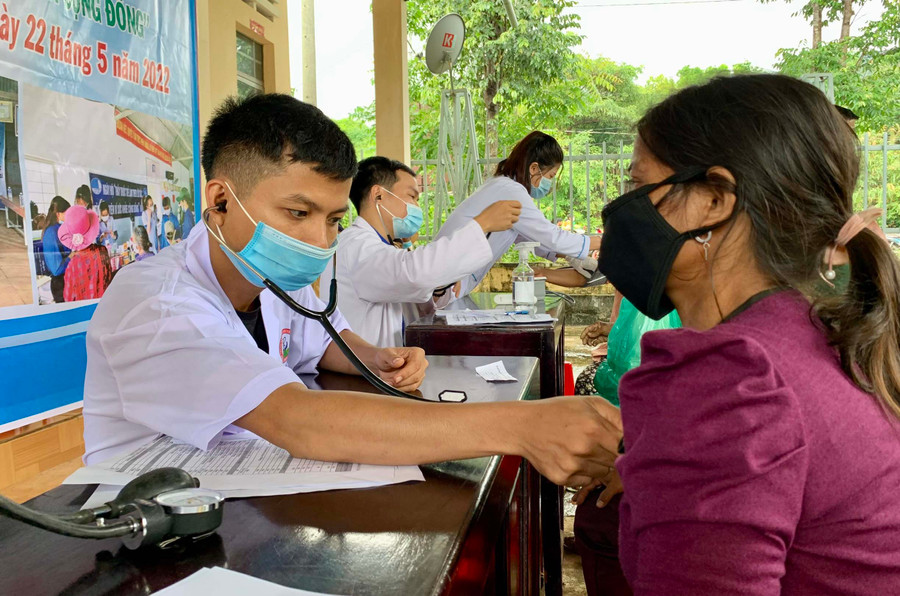 Các bác sĩ thuộc Câu lạc bộ Thầy thuốc trẻ huyện Chư Păh khám bệnh cho người dân xã Ia Kreng sáng 22-5. Ảnh: Như Nguyện