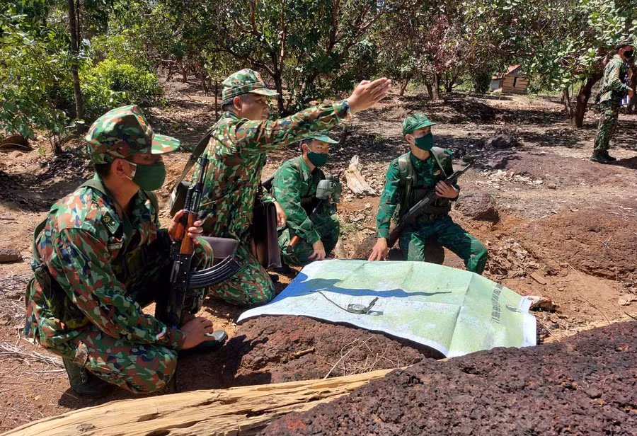 Kiểm tra bản đồ trước khi tuần tra. Ảnh: Vĩnh Hoàng