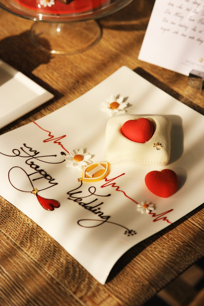 Quà có: kẹo, bánh ngọt, nước collagen.