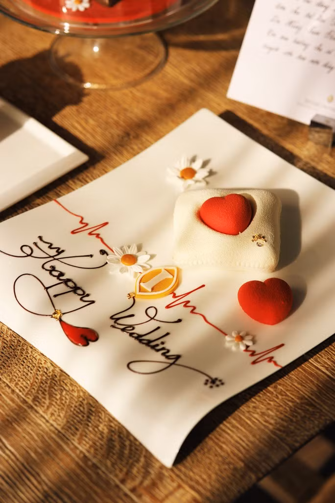 Quà có: kẹo, bánh ngọt, nước collagen.