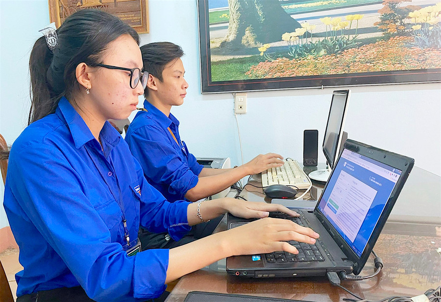  Học sinh lớp 12 đăng ký dự thi tốt nghiệp THPT năm 2022 bằng hình thức trực tuyến. Ảnh: Mộc Trà