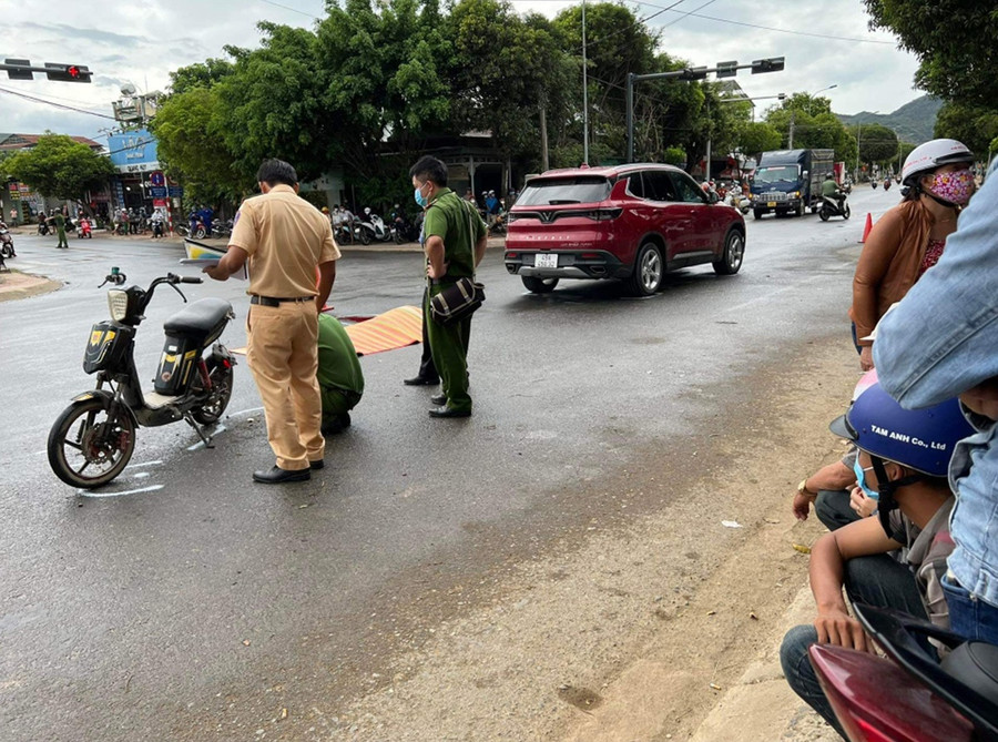  Cơ quan chức năng khám nghiệm hiện trường. Ảnh: A.T