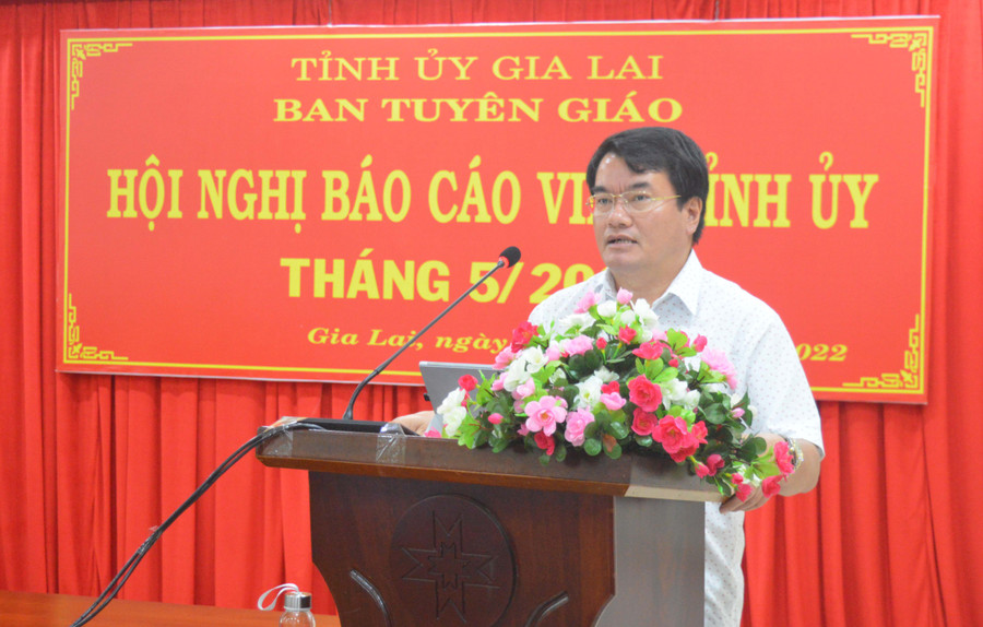 Phó Trưởng ban Tuyên giáo Tỉnh ủy Tống Thới Mốc định hướng một số nội dung tuyên truyền. Ảnh: Anh Huy