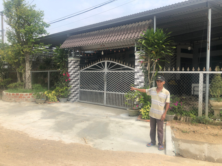 Gia đình ông Đỗ Xuân Sỹ (làng Pơ Nang, xã Tú An, thị xã An Khê) chủ động tháo dỡ hàng rào, cổng ngõ lui vào 2,5 m và dài 15 m, giải phóng mặt bằng cho đơn vị thi công làm đường. Ảnh: Ngọc Minh