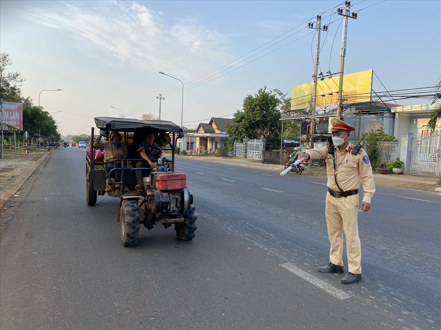 Lực lượng cảnh sát giao thông nhắc nhở, tuyên truyền cho người điều khiển xe công nông lưu thông an toàn. Ảnh: Trung Dũng