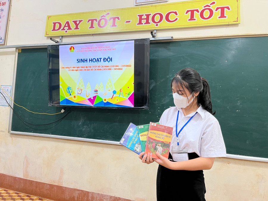 Em Puih H’Sưk (lớp 9, Trường THCS Dân tộc Nội trú huyện Ia Grai) giới thiệu cuốn sách “Những câu chuyện về Bác Hồ” trong tiết sinh hoạt Đội. Ảnh: Phan Lài