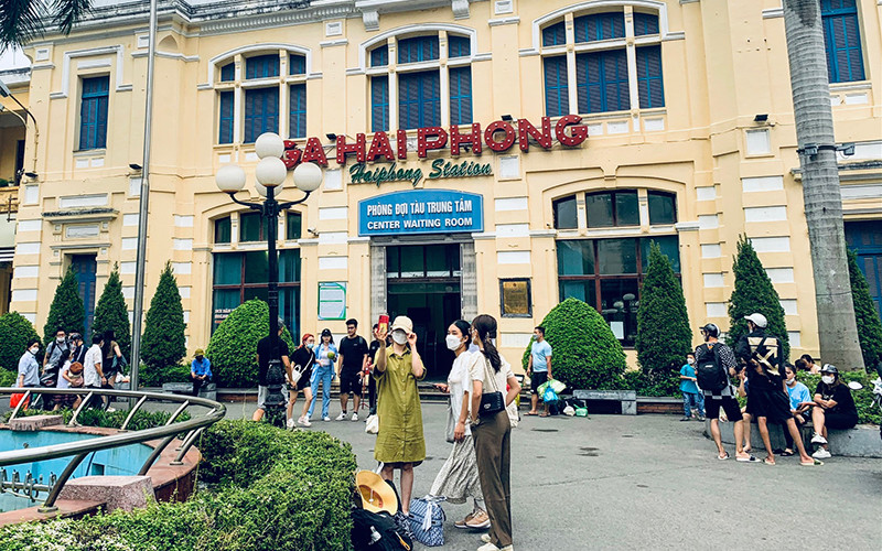 Ga Hải Phòng - điểm đến Hải Phòng bằng tàu hỏa, nhưng cũng là điểm check-in thu hút giới trẻ.  Ga Hải Phòng - điểm đến Hải Phòng bằng tàu hỏa, nhưng cũng là điểm check-in thu hút giới trẻ.