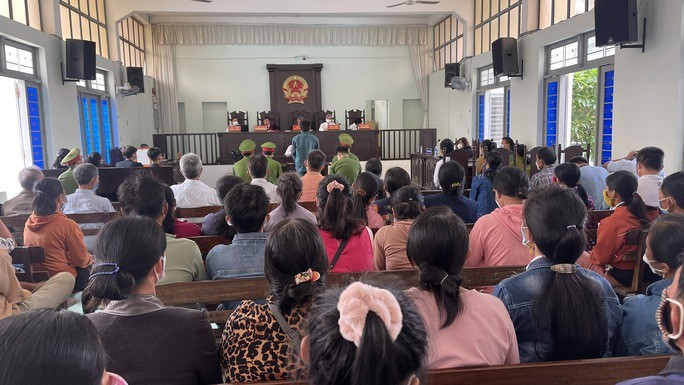 Rất đông người nhà, hàng xóm của bị hại tham dự phiên tòa. Ảnh: DT Rất đông người nhà, hàng xóm của bị hại tham dự phiên tòa. Ảnh: DT