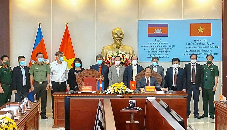 Các đại biểu chứng kiến Chủ tịch UBND tỉnh ký bản ghi nhớ hợp tác giữa tỉnh Gia Lai và tỉnh Ratanakiri. Ảnh: Vĩnh Hoàng