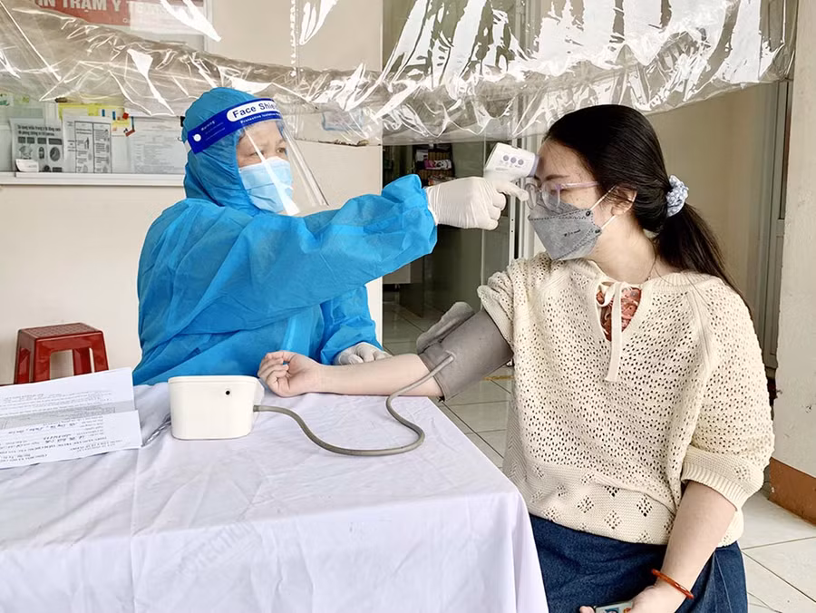 Nhân viên y tế phường Ia Kring (TP. Pleiku) khám sàng lọc trước khi tiêm vắc xin phòng Covid-19 cho người dân từ 18 tuổi trở lên trên địa bàn. Ảnh: Như Nguyện