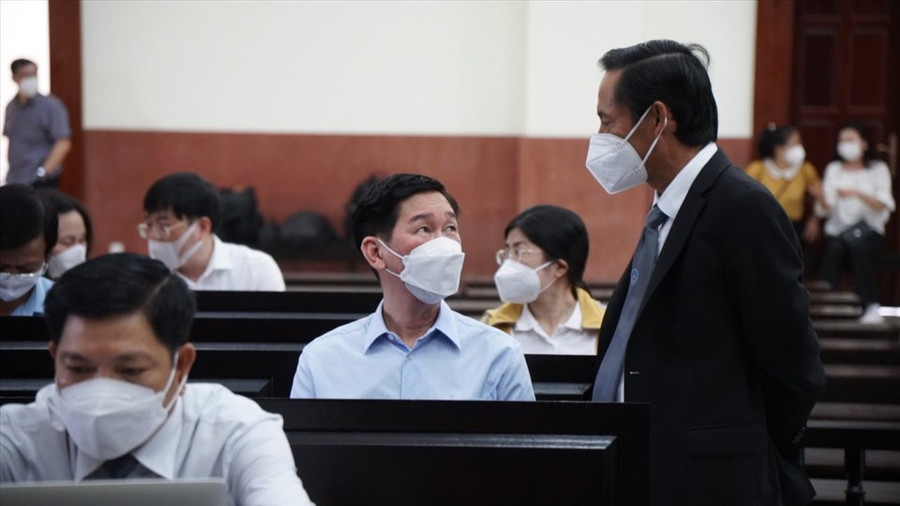 Bị cáo Trần Vĩnh Tuyến đang trao đổi luật sư bào chữa của mình tại phiên toà phúc thẩm.