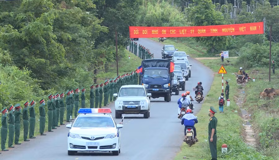 Các đơn vị lực lượng vũ trang đứng chân trên địa bàn huyện Đức Cơ chào đón các Liệt sỹ. Ảnh: Đoàn Bình