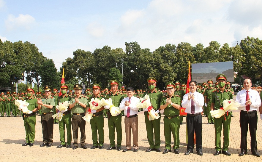  Lãnh đạo Bộ Công an và tỉnh Đắk Lắk tặng hoa, chúc mừng các đội thi. Ảnh: Hoàng Bình