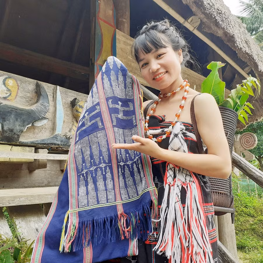 Alăng Thị Công, cô gái trẻ người Cơ Tu với đam mê làm Youtuber.