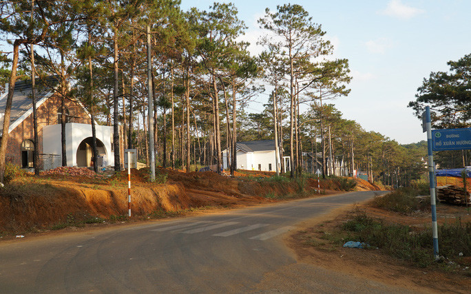 Ông Đặng Thanh Nam ký cấp 5 lô đất biệt thự không qua đấu giá