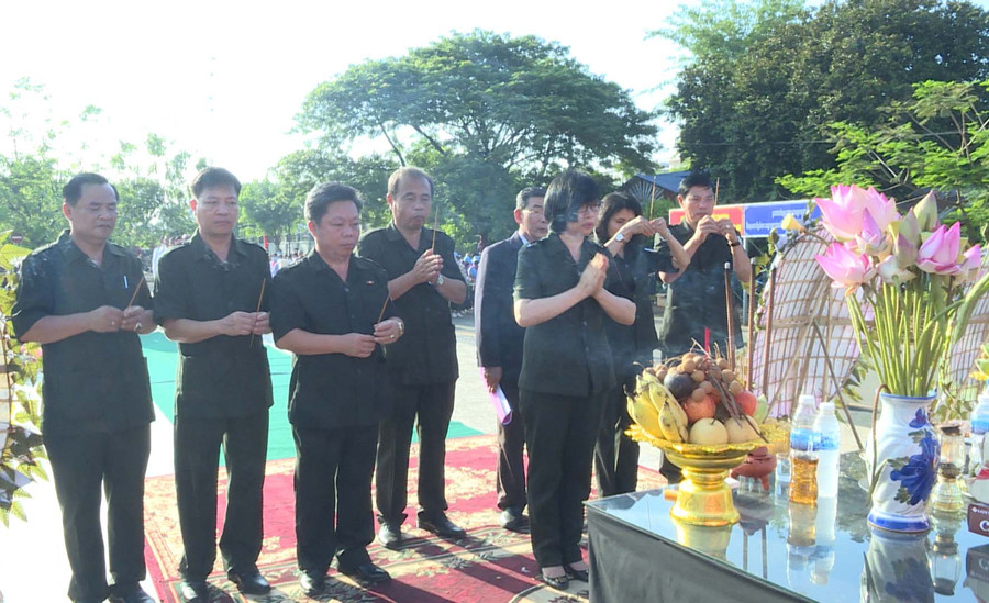 PCCT UBND tỉnh Nguyễn Thị Thanh Lịch và thành viên Ban Chuyên trách tỉnh Gia Lai dâng hoa, dâng hương tưởng niệm các Liệt sỹ. Ảnh: Đoàn Bình