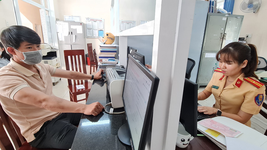 Người dân đến làm thủ tục đăng ký xe mô tô tại Trụ sở tiếp dân Đội Cảnh sát Giao thông-Trật tự Công an TP. Pleiku (địa chỉ 09 Nguyễn Thiện Thuật, phường Diên Hồng, TP. Pleiku). Ảnh: Bá Bính Người dân đến làm thủ tục đăng ký xe mô tô tại Trụ sở tiếp dân Đội CSGT-TT Công an TP. Pleiku (địa chỉ 09 Nguyễn Thiện Thuật, phường Diên Hồng, TP. Pleiku). Ảnh: Bá Bính