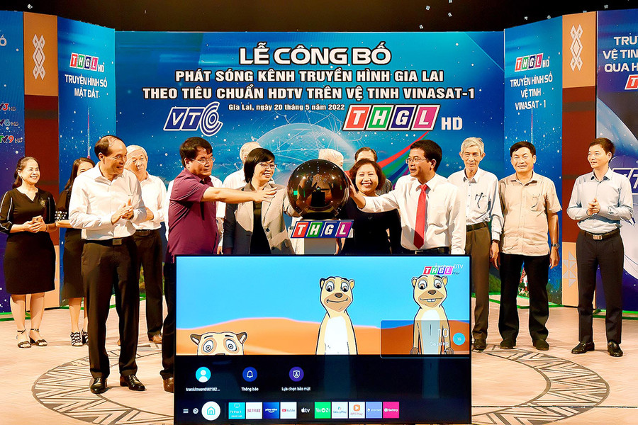  Lãnh đạo tỉnh, Đài PT-TH Gia Lai và các sở, ban, ngành cùng thực hiện nghi thức bấm nút công bố phát sóng kênh THGL theo tiêu chuẩn HD trên vệ tinh Vinasat-1. Ảnh: Đức Thụy