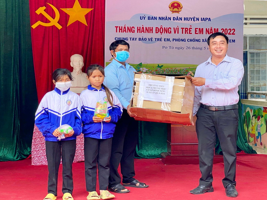 Ban Tổ chức trao quà cho các em học sinh tiêu biểu tham dự lễ.