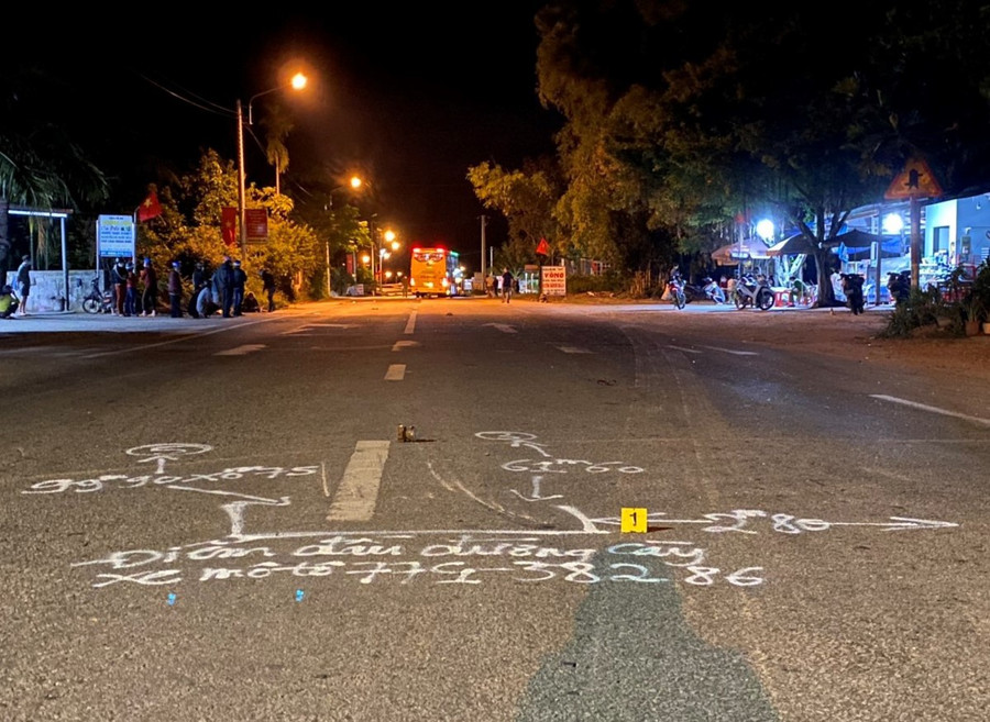 Lực lượng công an đã khám nghiệm hiện trường để điều tra nguyên nhân tai nạn tại Bình Định.