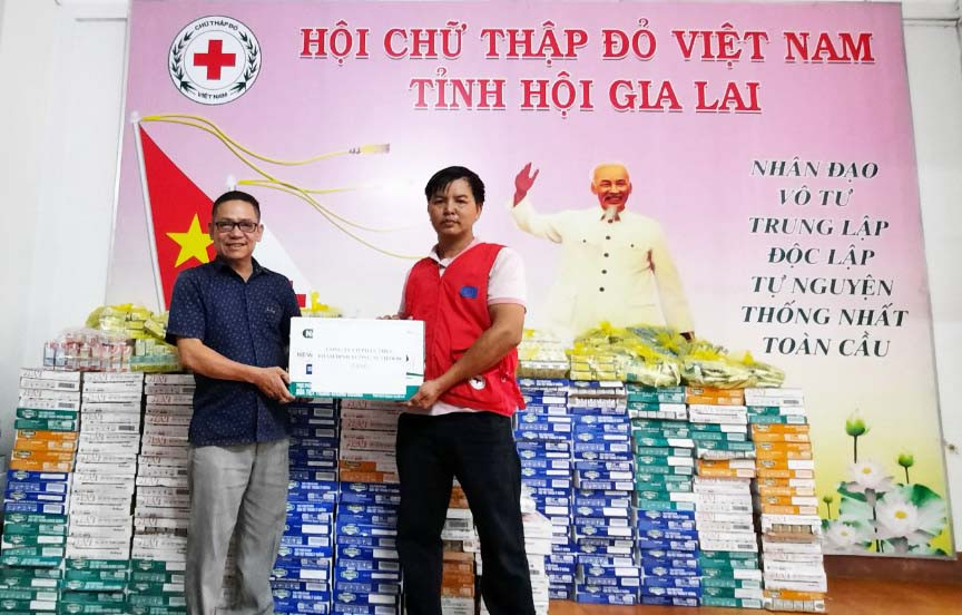 Tiếp nhận 400 thùng sữa dinh dưỡng do Công ty cổ phần thực phẩm dinh dưỡng Nutifood Việt Nam tài trợ. Ảnh: Hồng Ngọc Tiếp nhận 400 thùng sữa dinh dưỡng do Công ty cổ phần thực phẩm dinh dưỡng Nutifood Việt Nam tài trợ. Ảnh: Hồng Ngọc