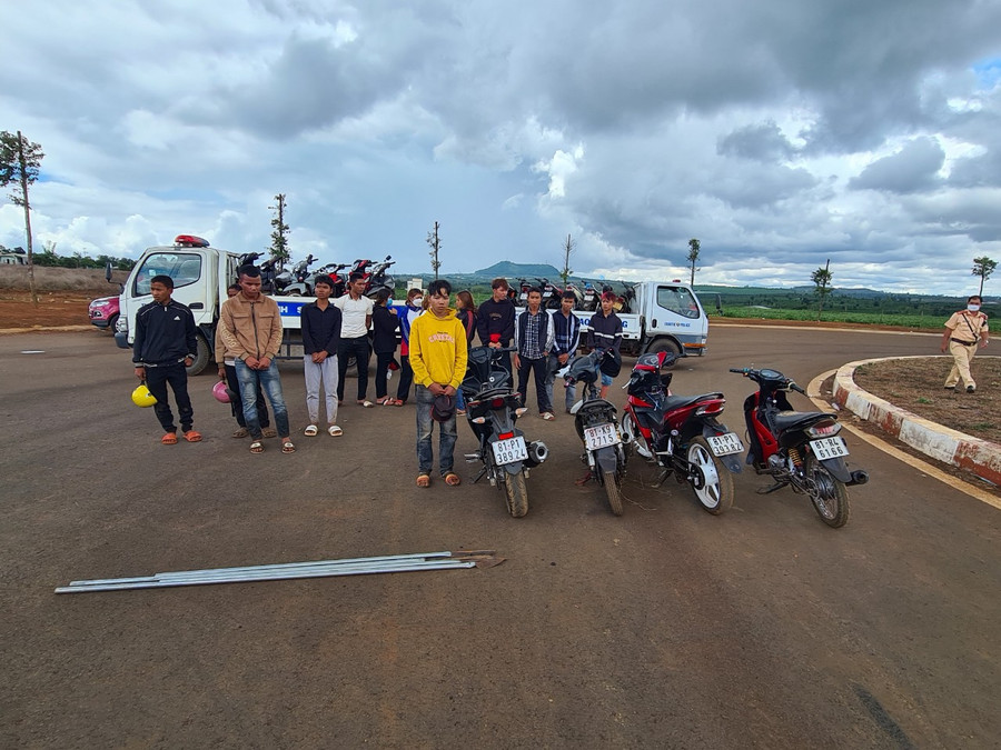 Gia Lai: Tai nạn giao thông giảm 3 tiêu chí trong kỳ nghỉ lễ 30-4 và 1-5 ảnh 2 các đối tượng gây náo loạn tại khu Công nghiệp phía Nam Gia Lai bị Công an Chư Sê bắt giữ. Ảnh Công an cung cấpjpg