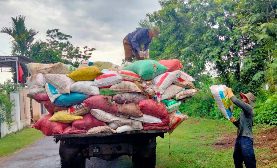 Tổ thu gom rác thải xã Ia Yok tự trang bị xe để chuyên chở rác. Ảnh: Nhật Hào