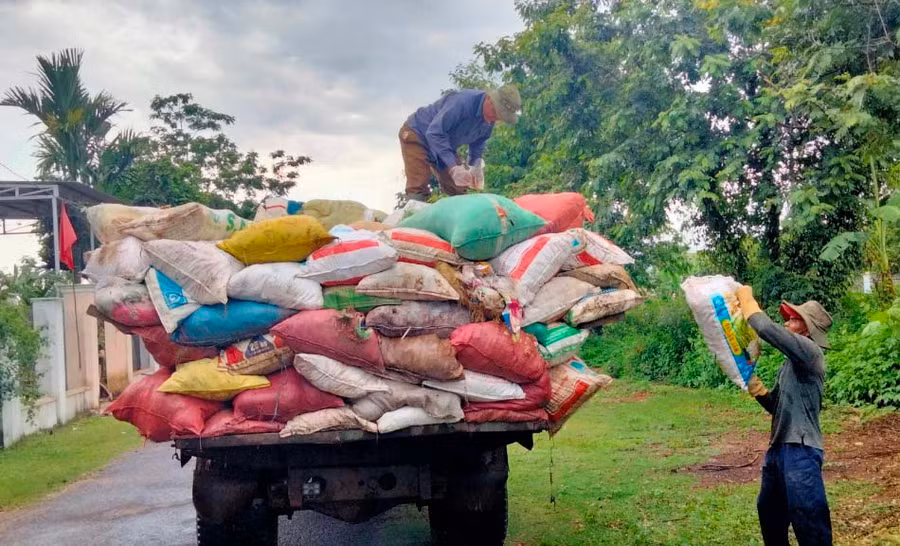 Tổ thu gom rác thải xã Ia Yok tự trang bị xe để chuyên chở rác. Ảnh: Nhật Hào