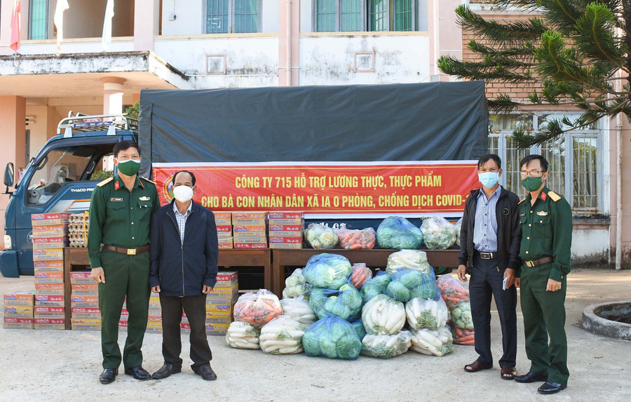 Công ty 715 hỗ trợ lương thực, thực phẩm cho người dân xã Ia O phòng-chống dịch Covid-19. Ảnh: Đinh Yến Công ty 715 hỗ trợ lương thực, thực phẩm cho người dân xã Ia O phòng chống dịch Covid-19. Ảnh: Đinh Yến