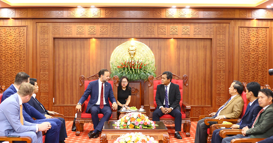 Quang cảnh buổi tiếp xã giao Đoàn Tổng Lãnh sự quán Vương quốc Hà Lan tại TP. Hồ Chí Minh tại trụ sở Tỉnh ủy. Ảnh: Đăng Vũ Đồng chí Hồ Văn Niên-Ủy viên Ban Chấp hành Trung ương Đảng, Bí thư Tỉnh ủy, Chủ tịch Hội đồng nhân dân tỉnh tiếp xã giao Đoàn Tổng Lãnh sự quán Vương quốc Hà Lan tại TP. Hồ Chí Minh. Ảnh: Hà Duy