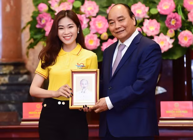 Ca sỹ Hà Myo và Chủ tịch nước Nguyễn Xuân Phúc. (Ảnh: PV/Vietnam+)