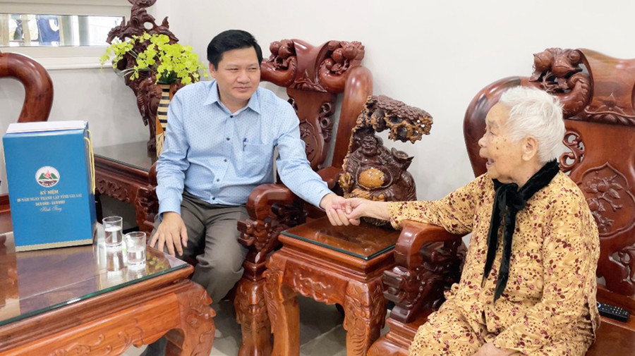  Phó Chủ tịch Thường trực HĐND tỉnh Trương Văn Đạt đến thăm, chúc sức khỏe Mẹ Việt Nam Anh hùng Lê Thị Thọ (TP. Pleiku). Ảnh: Lam Nguyên
