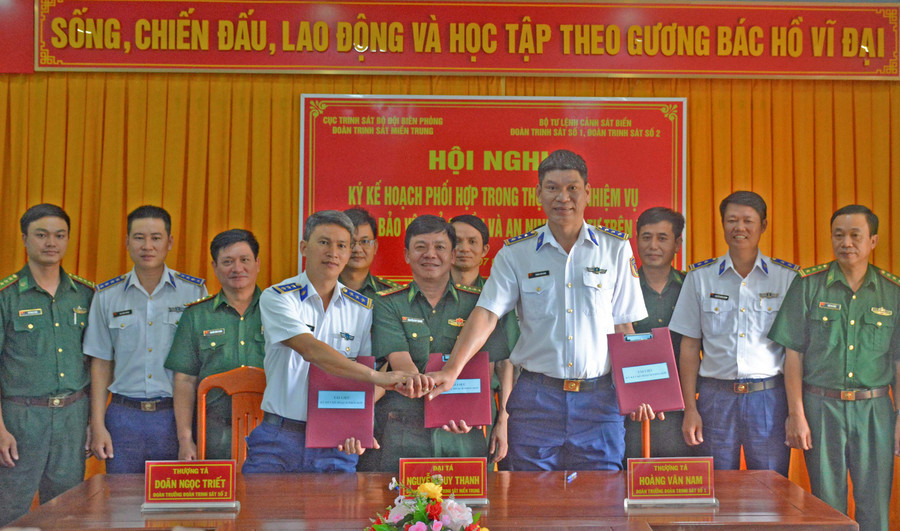 Lãnh đạo 3 đơn vị ký kế hoạch phối hợp. Ảnh: Sơn Tùng