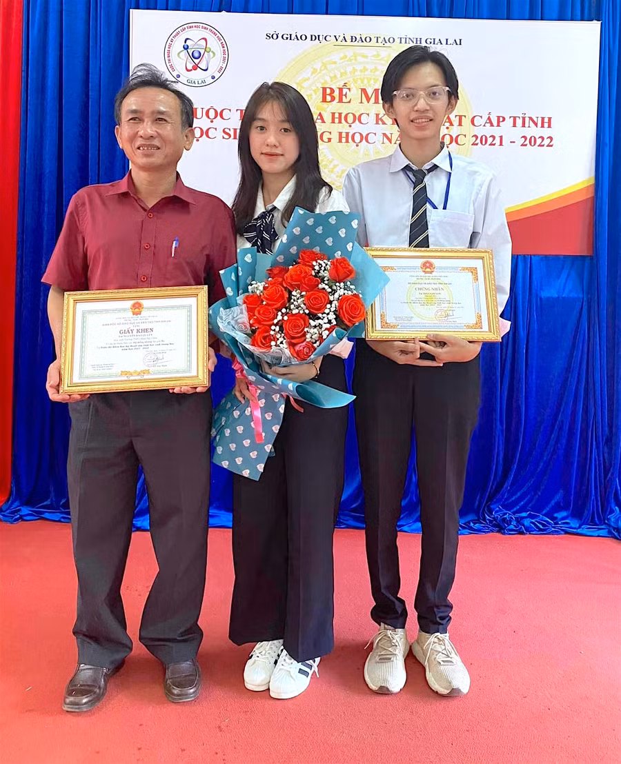 Thầy Nguyễn Văn Bảo (bìa trái) chung vui cùng 2 học trò khi dự án đạt giải ba tại cuộc thi Khoa học kỹ thuật cấp tỉnh học sinh trung học năm học 2021-2022. Ảnh: Mộc Trà