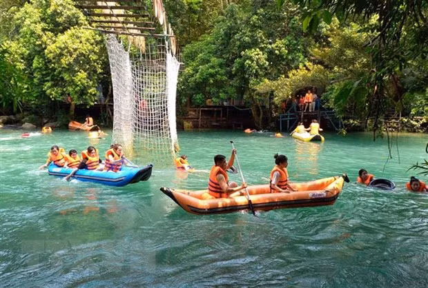 Du khách khám phá, trải nghiệm các tuyến du lịch tại Quảng Bình. (Ảnh: Đức Thọ/TTXVN)