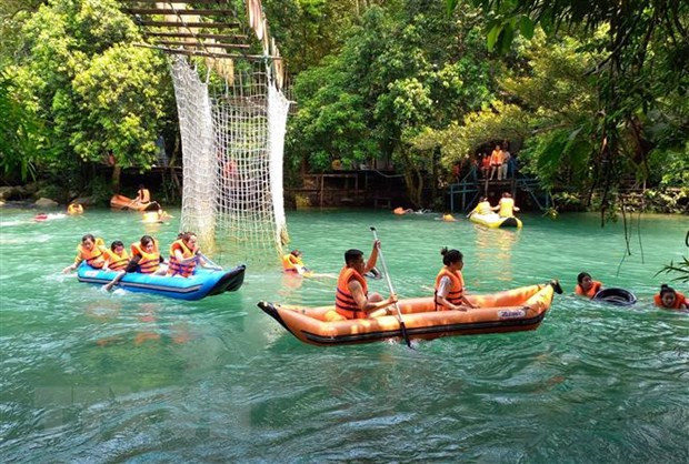 Du khách khám phá, trải nghiệm các tuyến du lịch tại Quảng Bình. (Ảnh: Đức Thọ/TTXVN) Du khách khám phá, trải nghiệm các tuyến du lịch tại Quảng Bình. (Ảnh: Đức Thọ/TTXVN)